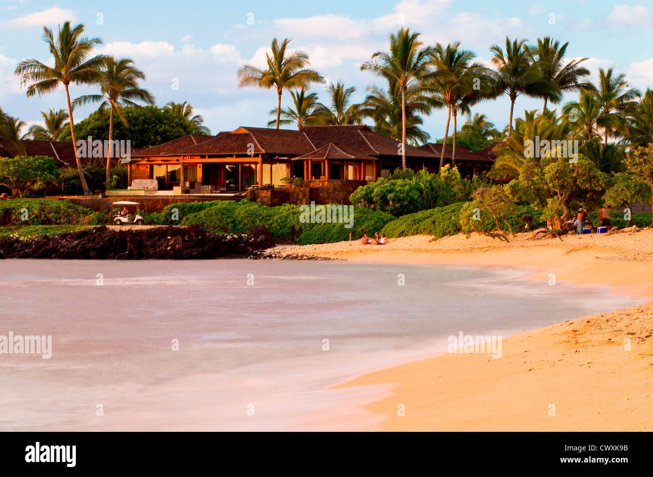 Kukio Beach und Four Seasons Hualalai Resort Luxus-Ferienhäuser bei Sonnenuntergang, Kona-Kohala Coast, Insel von Hawaii. Stockfoto
