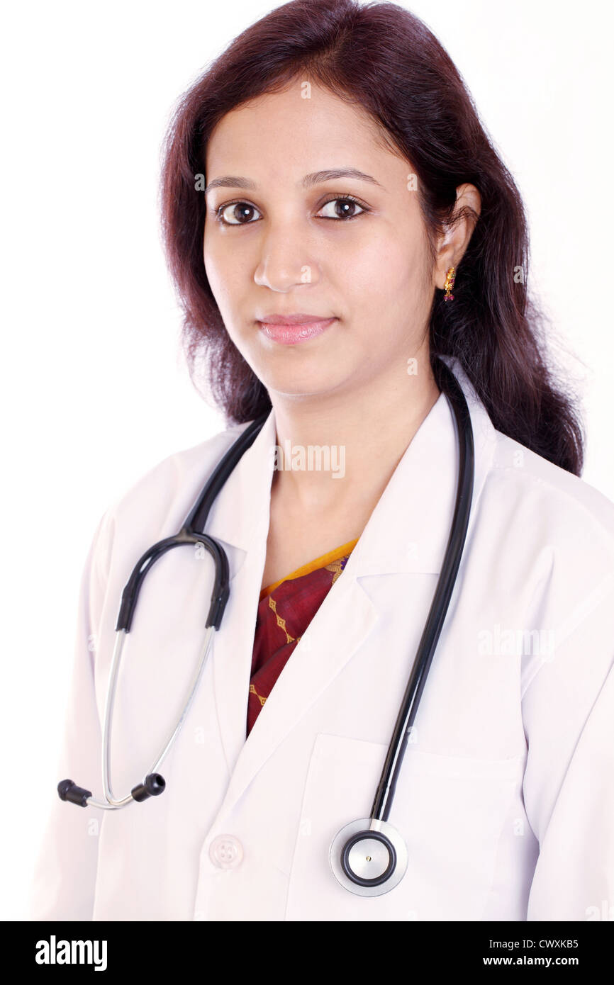 Porträt des jungen indischen Ärztin gegen weiß Stockfoto