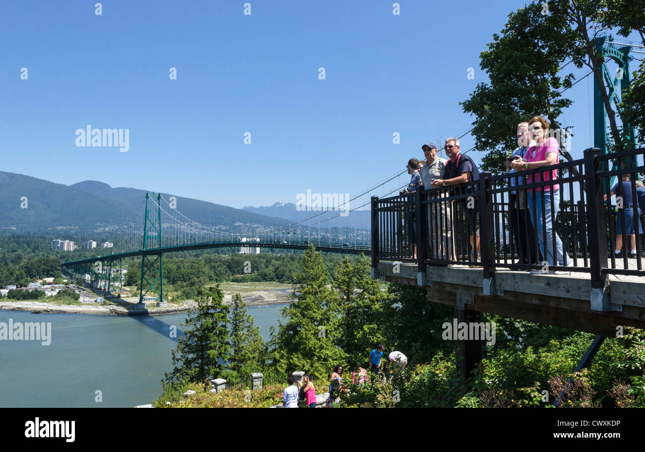 Vancouver - Touristen, die den Blick auf die Lions Gate Bridge, Vancouver, Kanada im Sommer Stockfoto