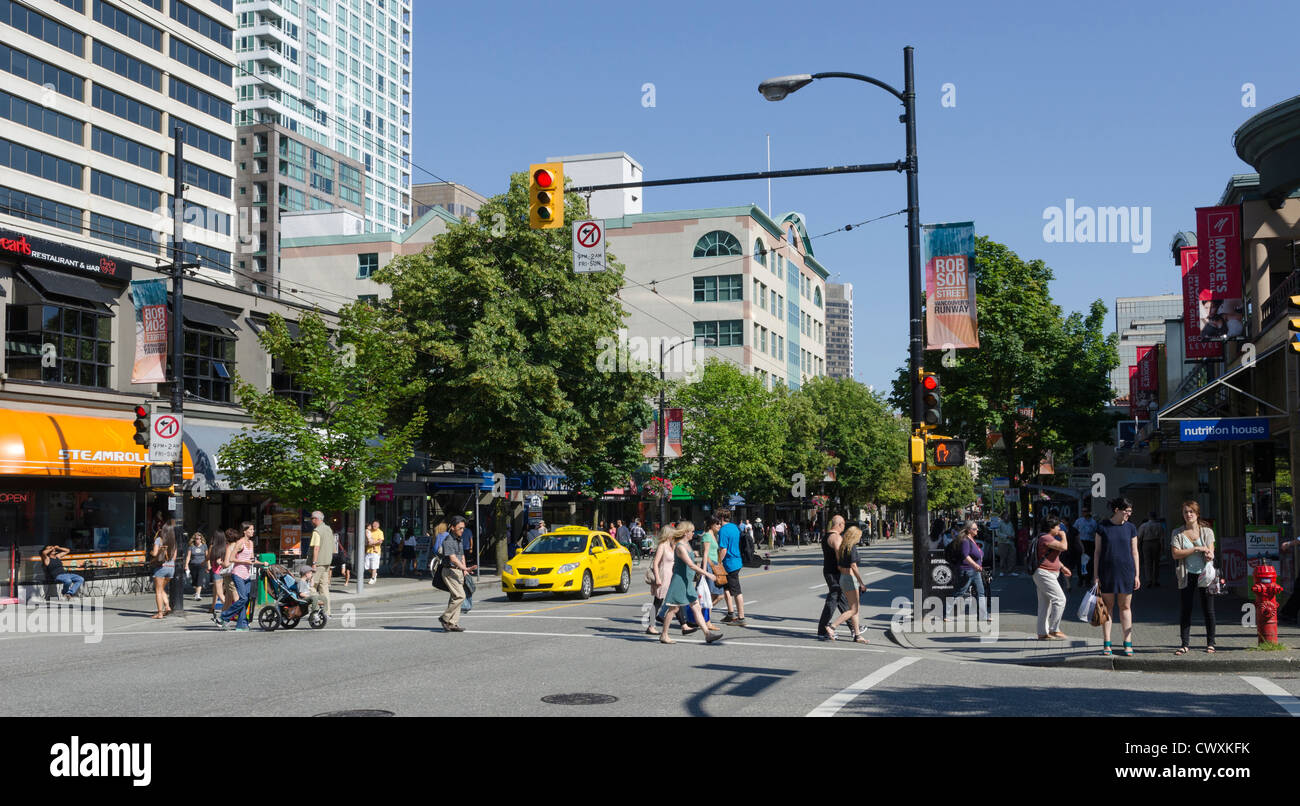 Stadt der Robson Street, Vancouver, Kanada - Straßenszene im Sommer Stockfoto