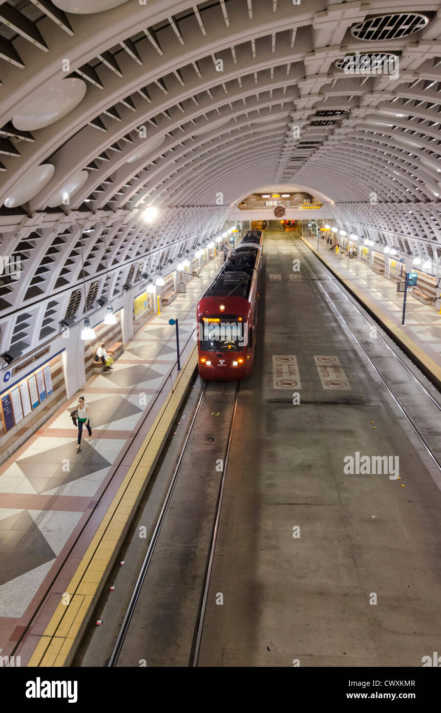 Ein Zug an einer u-Bahnstation in Seattle, USA. Stockfoto