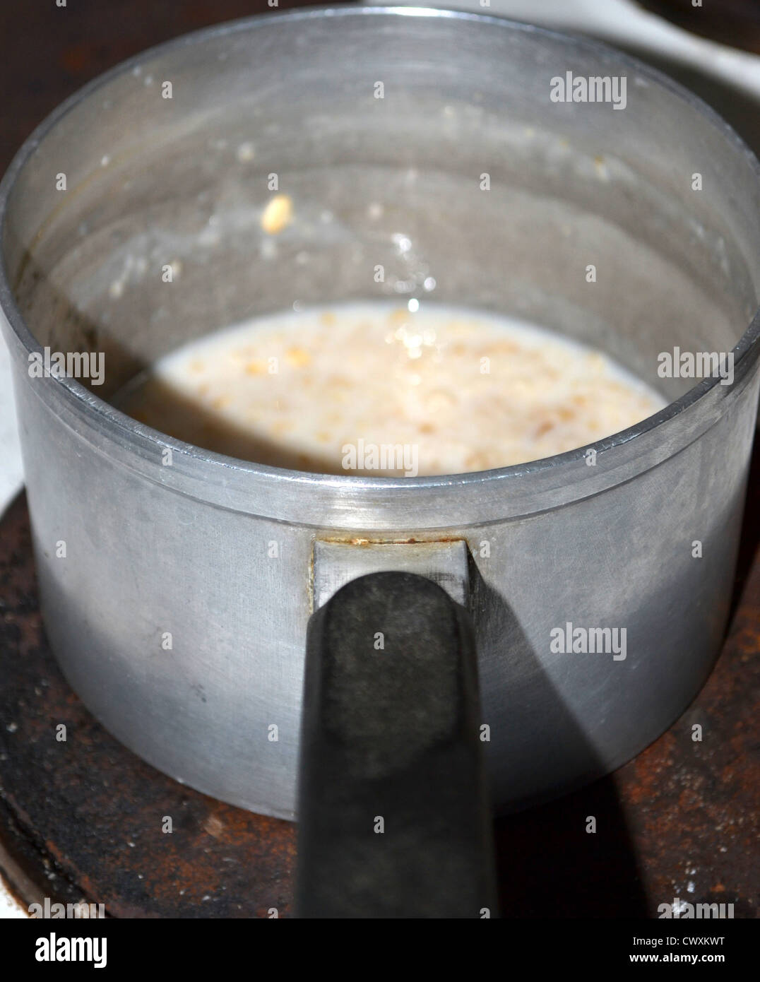 Brei / Haferflocken in Topf Stockfoto
