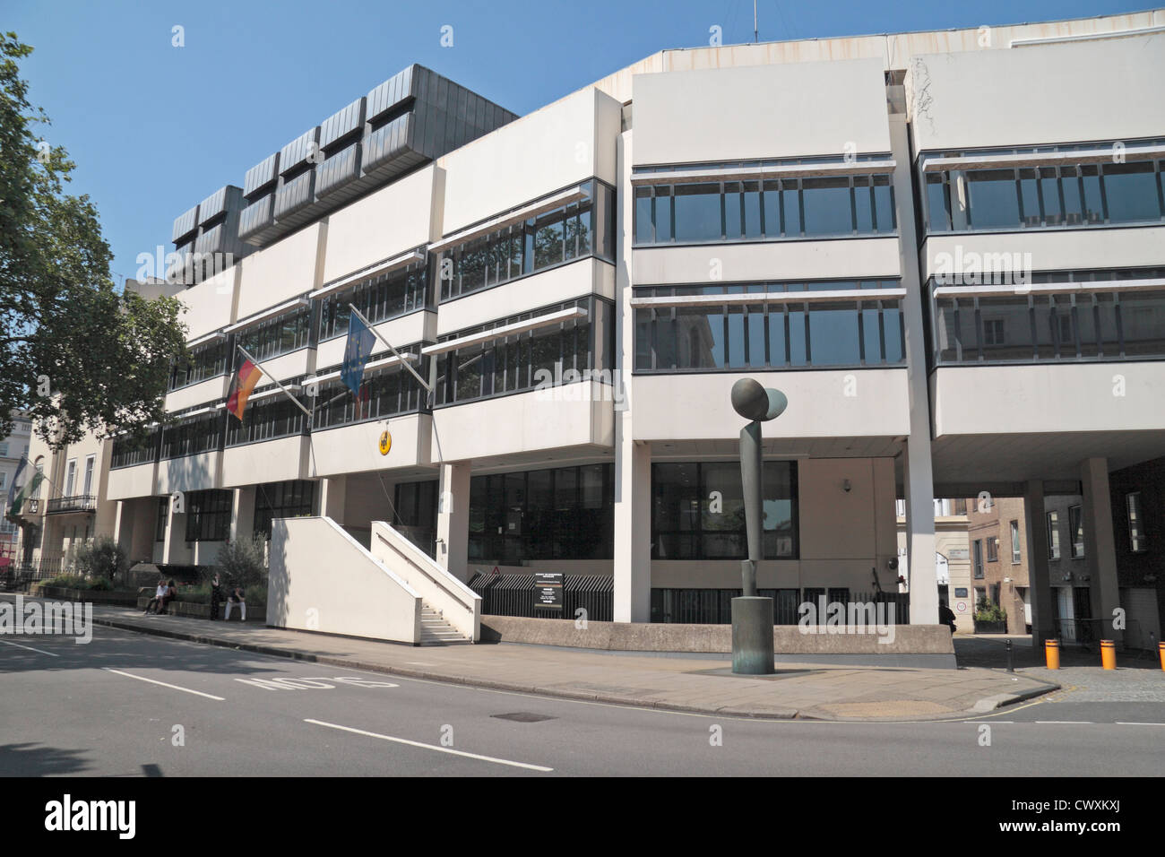 Hintereingang des die Botschaft von der Bundesrepublik Deutschland auf Chesham Place, Belgravia, London, UK. Stockfoto