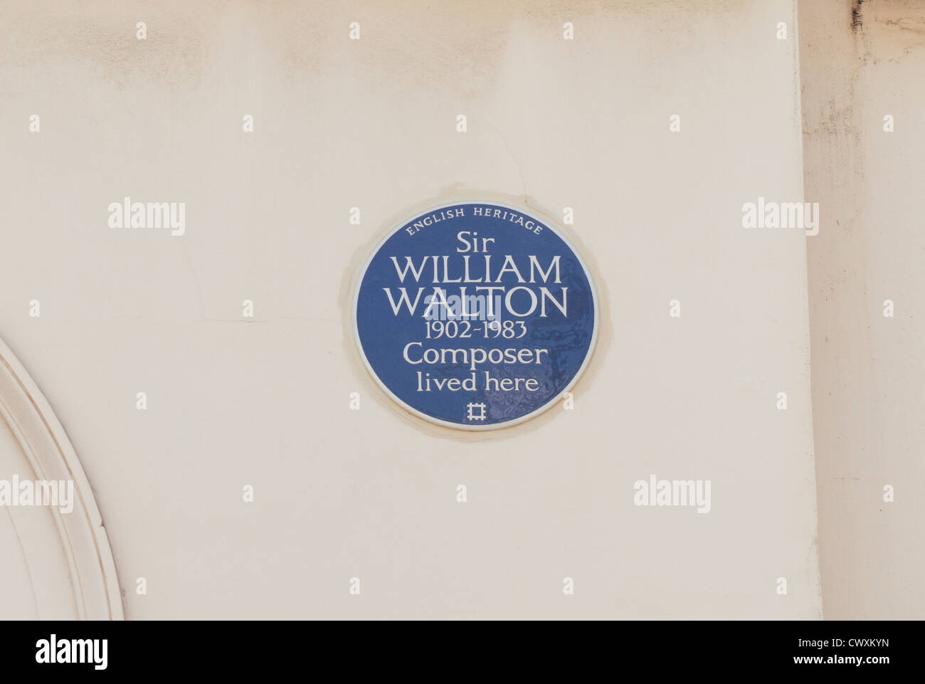 Eine blaue Plakette für Komponist Sir William Walton, 8 Lowndes Ort, Belgravia, London, UK.  Juli 2012. Stockfoto