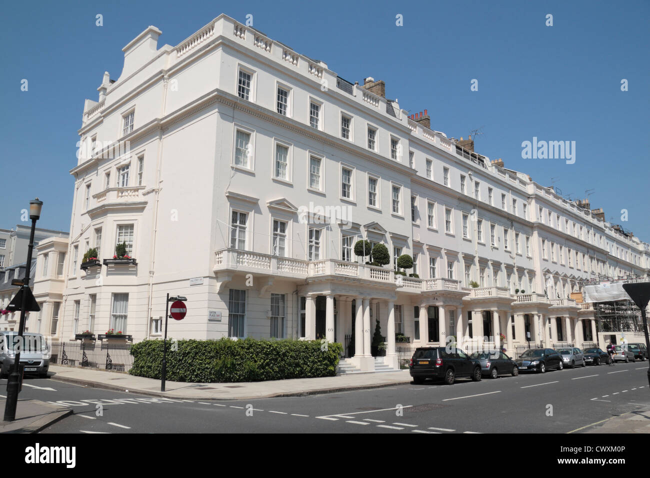 Blick auf die Kreuzung von Eaton Place und Lyall Street, Belgravia, City of Westminster, London, SW1, UK. Stockfoto