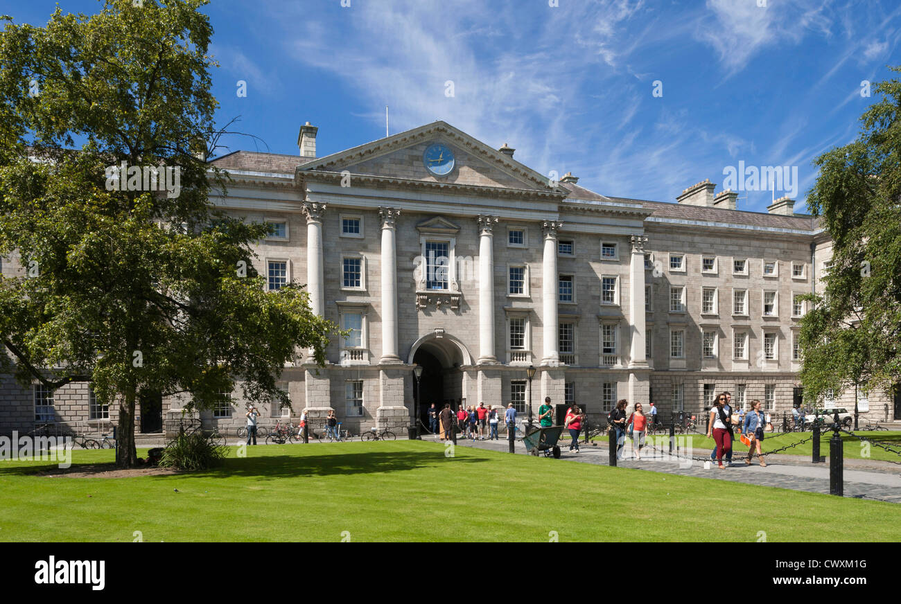 Universität Irland - Trinity College, Dublin - Schule des Gesetzes und Campus mit Studenten Wandern im Sommer Stockfoto