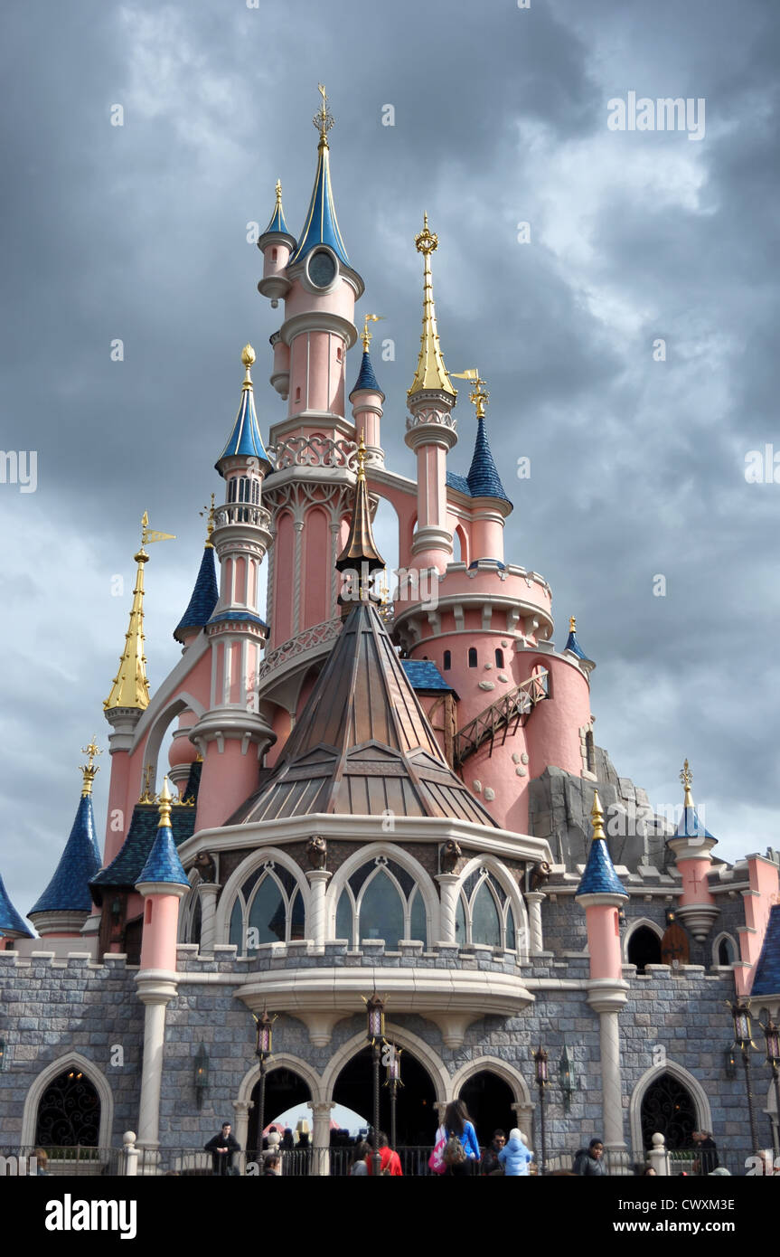 Sleeping Beauty Castle im Disneyland Paris. Disneyland Paris ist der meistbesuchte Freizeitpark in ganz Frankreich und Europa Stockfoto