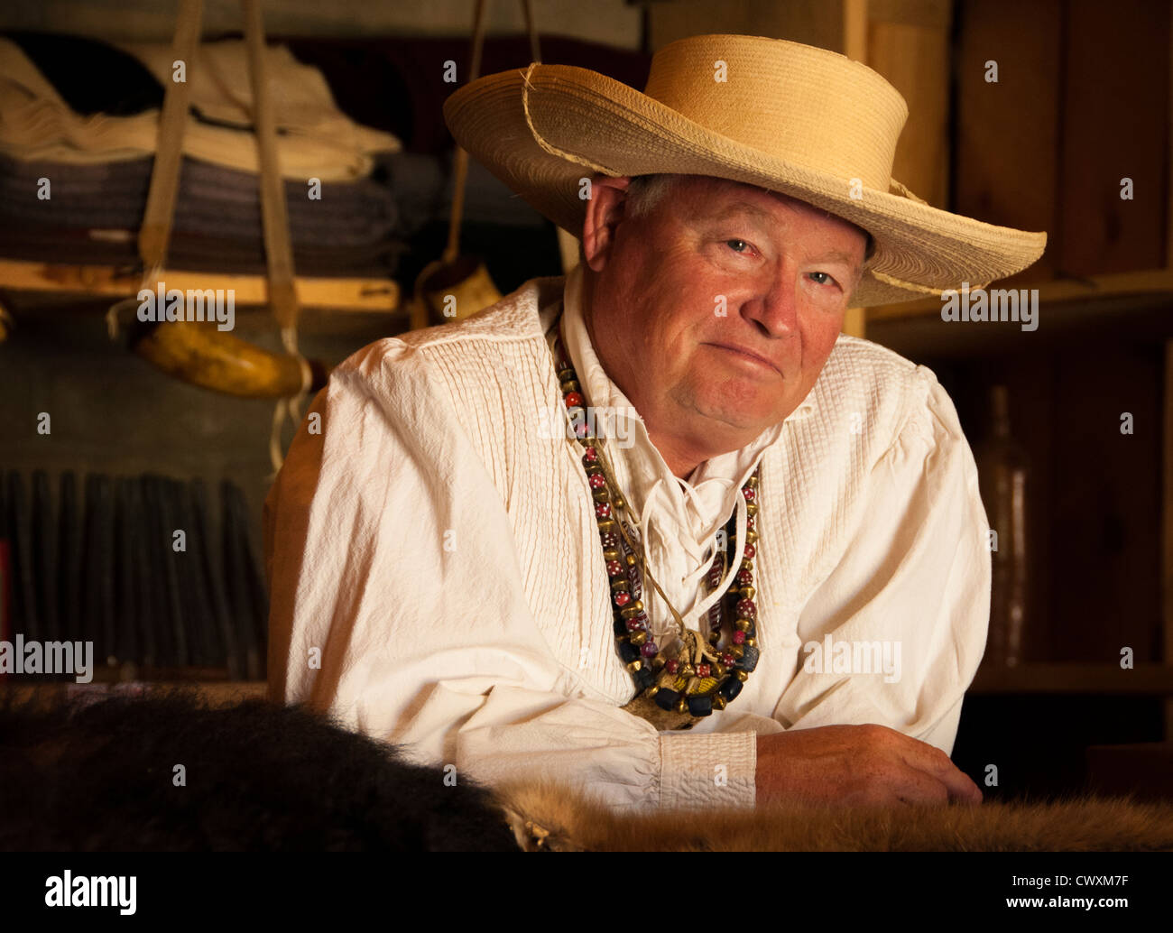 Freiwillige tragen historische Kostüme im Handelsposten bei Fort Benton National Historic Landmark; Fort Benton, Montana. Stockfoto