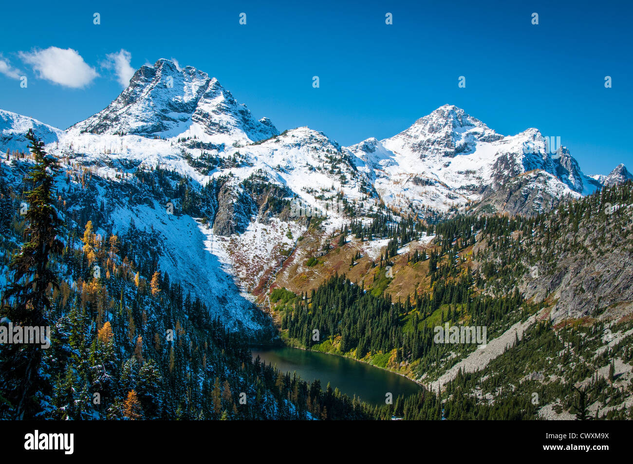 Lake Ann, Corteo Peak und schwarzer Spitze von See Ann - Maple Pass - Heather Pass Rundwanderweg, Cascade Mountains, Washington. Stockfoto