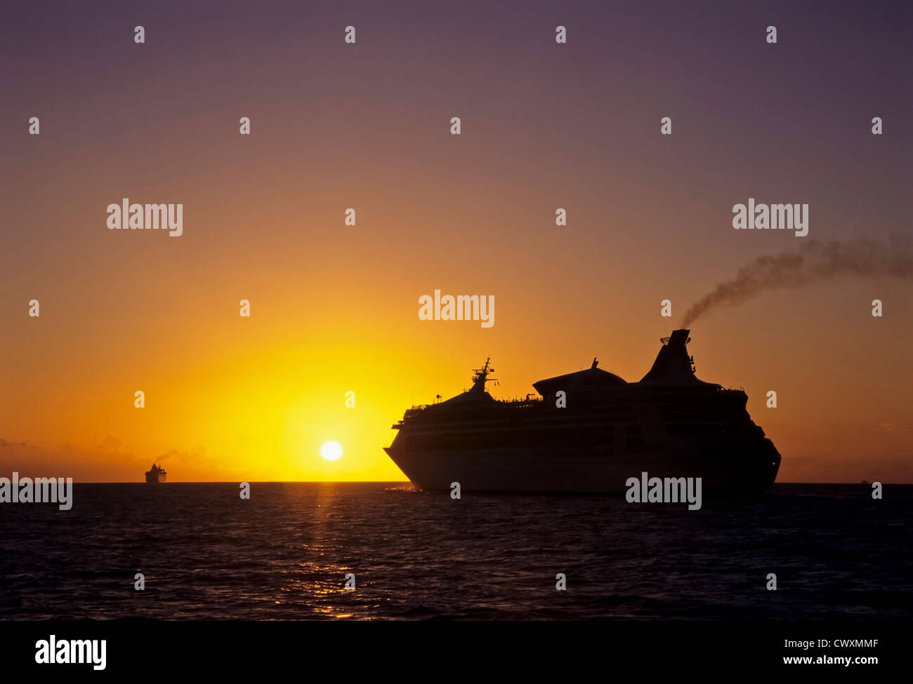 8106. Sonnenuntergang mit Kreuzfahrtschiff, Caribbean Stockfoto