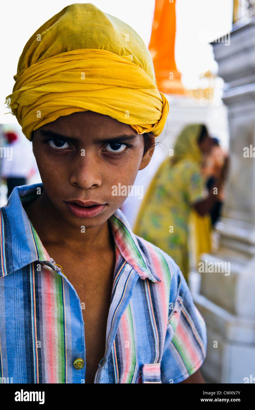 Porträt des Sikh-Jungen auf den goldenen Tempel in Amritsar, Indien Stockfoto