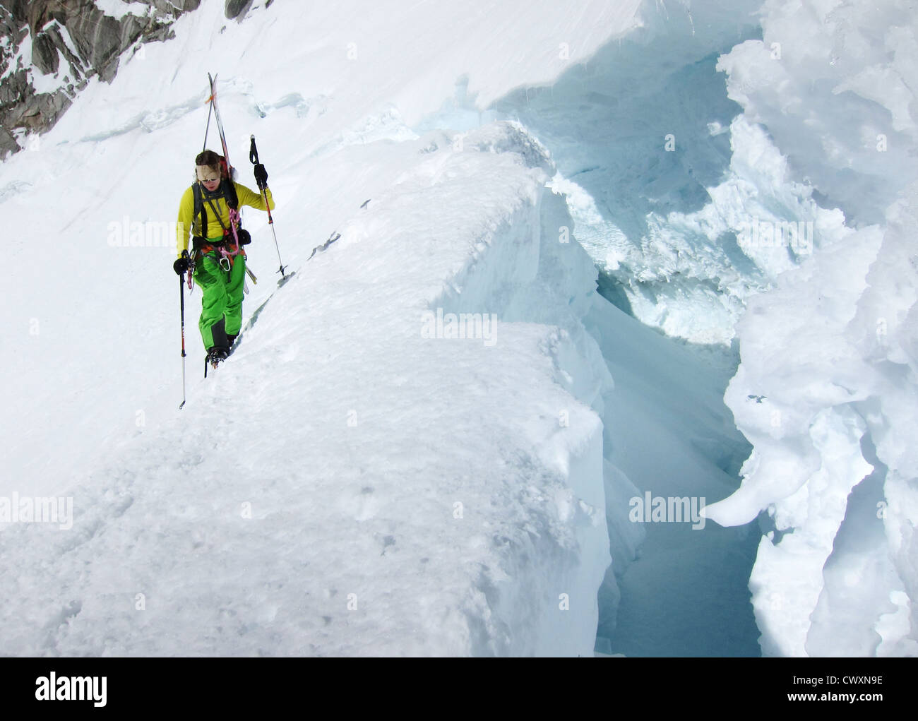 Skifahrer, überqueren Sie den Bergschrund, Gletscher-Milieu, Aiguille Argentiere, Chamonix, Frankreich Stockfoto