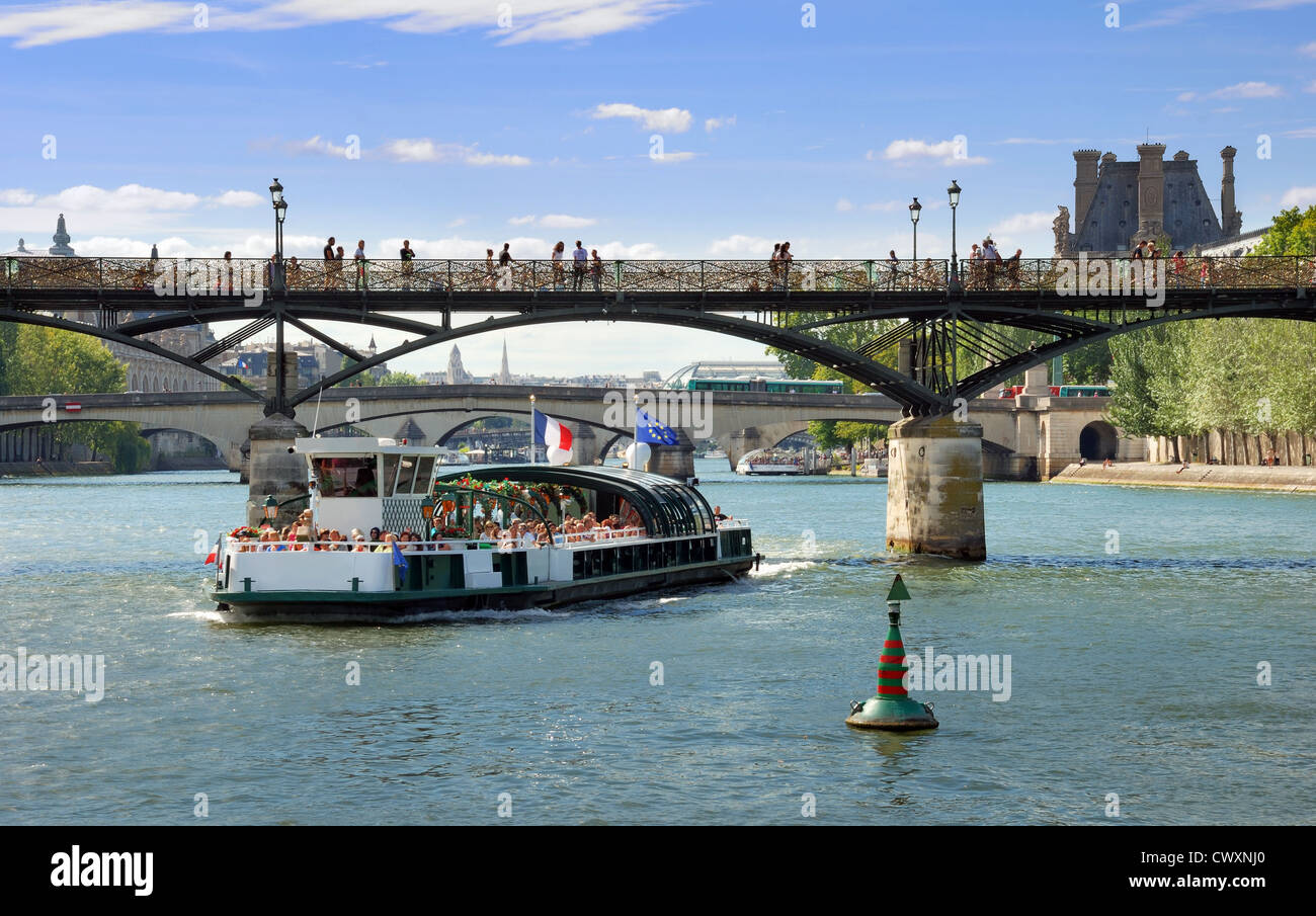 Der Pont des Arts oder Passerelle des Arts, Brücke über den Fluss Seine in Paris, Frankreich. Stockfoto