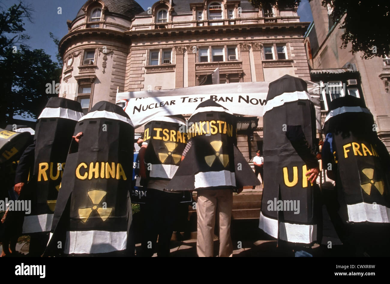 Greenpeace-Demonstranten, die in Atombombenkostümen trachten, versammelten sich am 28. Mai 1998 vor der pakistanischen Botschaft in Washington, DC. Die Demonstranten forderten ein Ende des nuklearen Wettrüstens, der mit dem Beitritt Pakistans zu nuklear bewaffneten Nationen zugenommen hat. Stockfoto