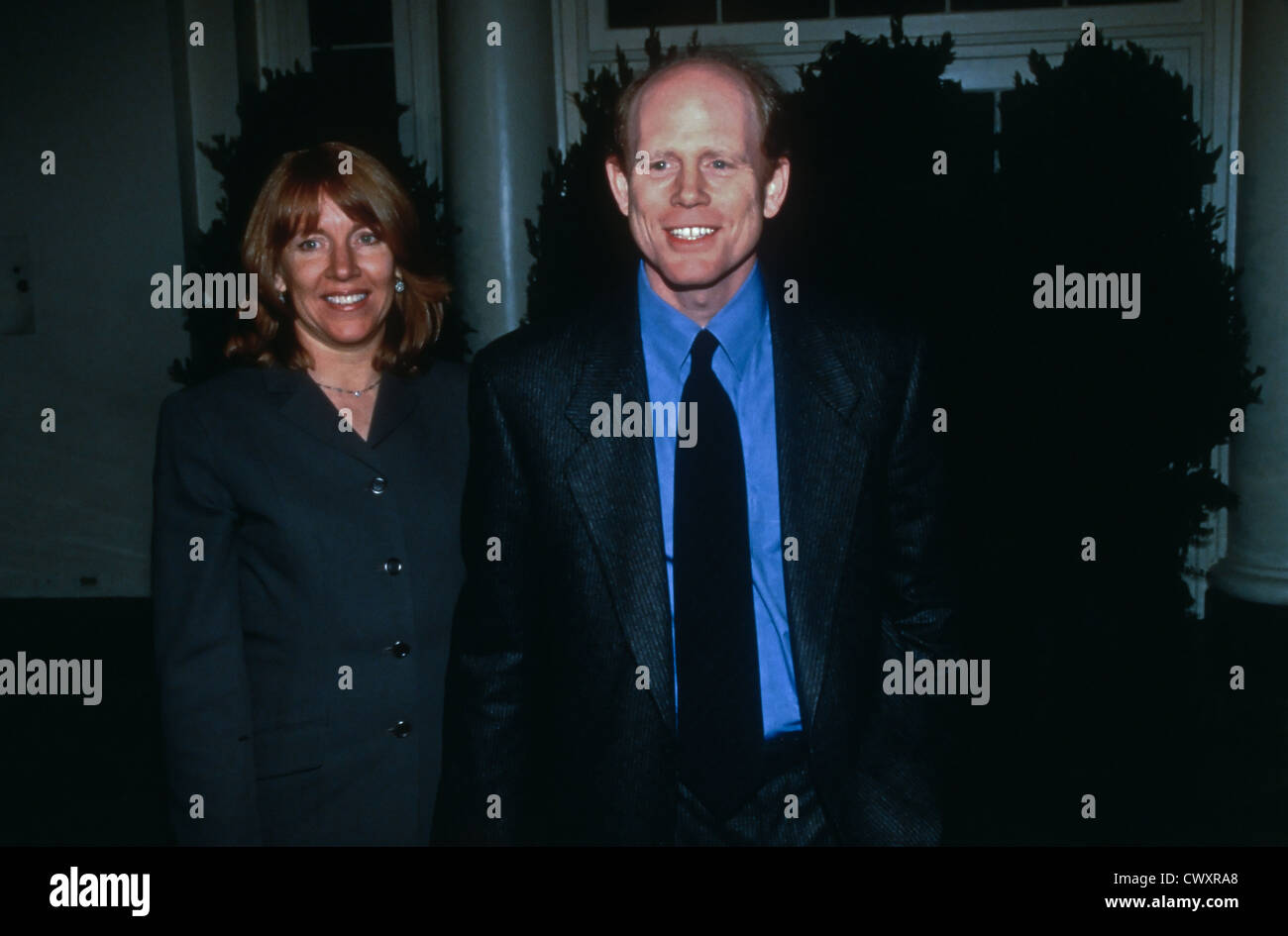 Schauspieler und Regisseur Ron Howard und Frau Cheryl Alley ankommen im Weißen Haus zu einer Veranstaltung anlässlich des Jahrestages des Apollo-Raumfahrtprogramms 5. März 1998 in Washington, DC. Stockfoto