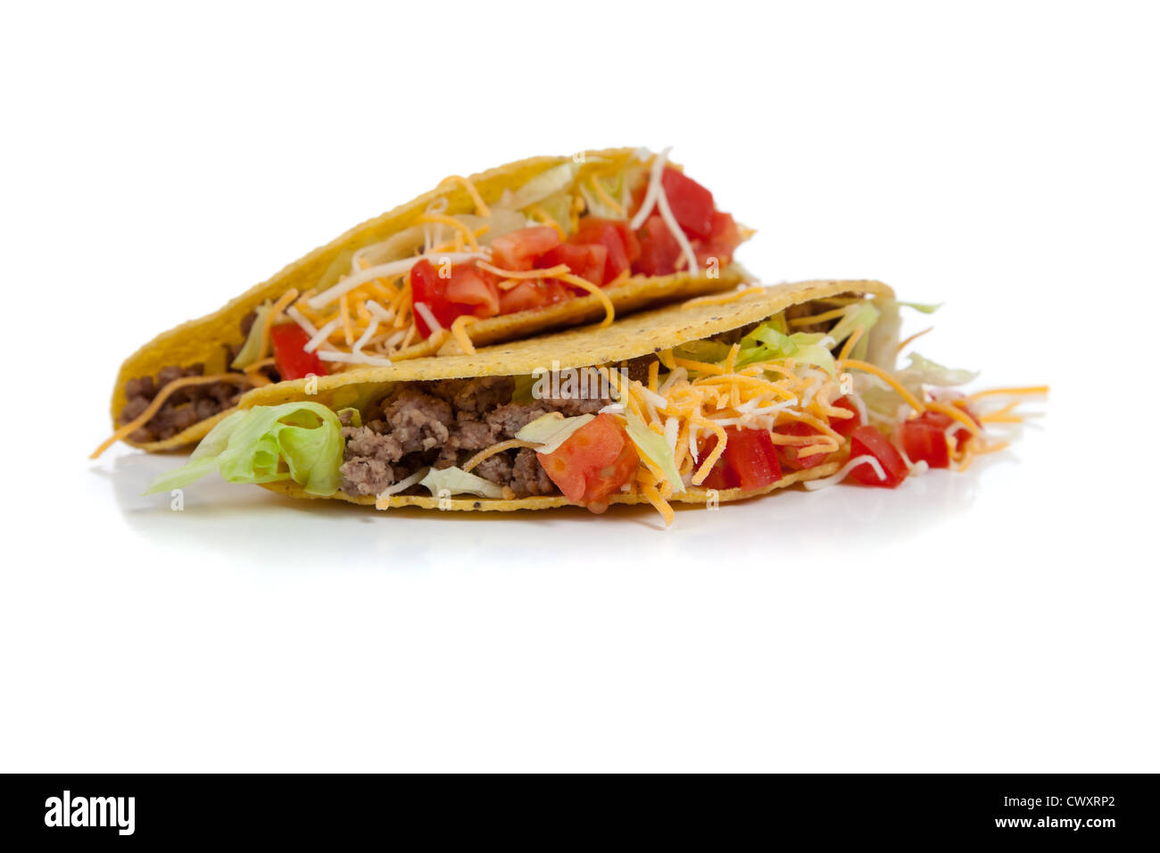 Zwei mexikanische Tacos mit Hackfleisch, geriebenem Käse, Salat und Tomaten Stockfoto