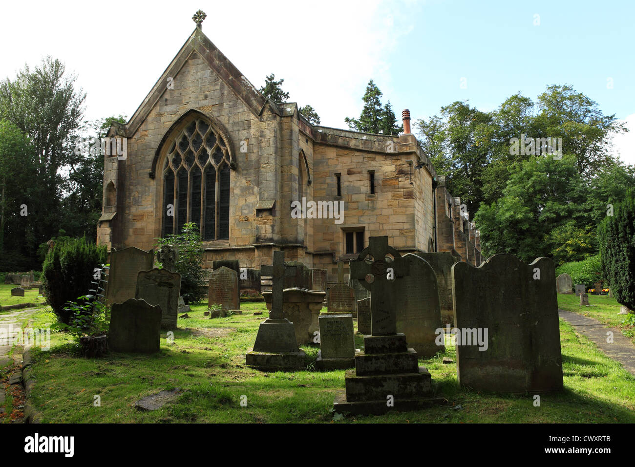 Grabsteine auf dem Kirchhof von Str. Marys Kirche in Morpeth, Northumberland, England. Stockfoto