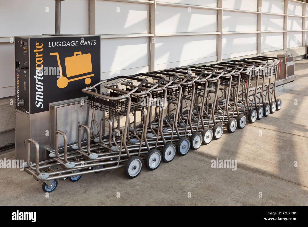 Smartecarte Gepäck Warenkorb dispenser Stockfoto