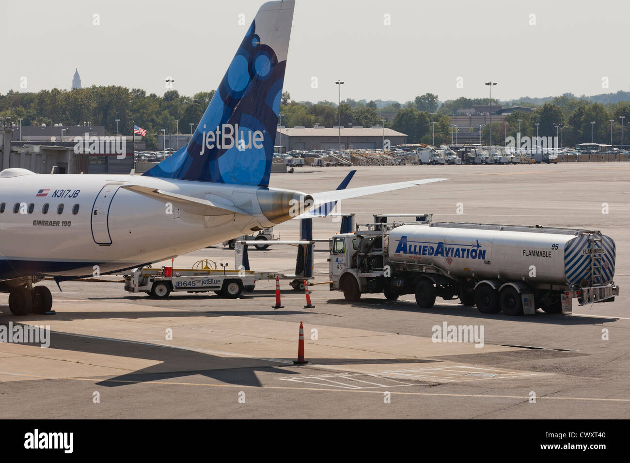 JetBlue Flugzeug tanken - Ronald Reagan National Airport (DCA) - Washington, DC USA Stockfoto