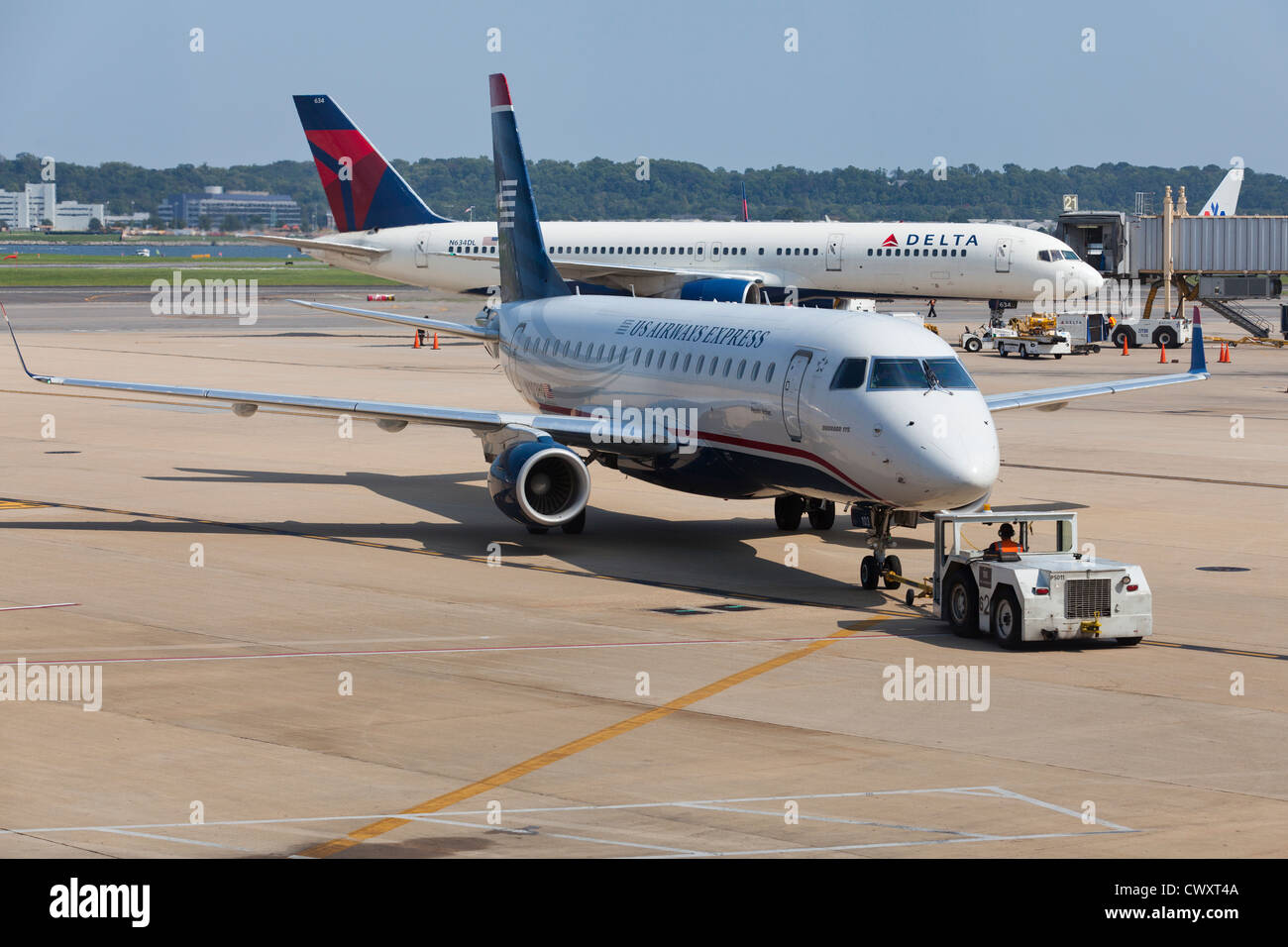 Pushback-Truck führt US Airways Express-s-Jet zu Parkplatz - Ronald Reagan National Airport(DCA), Washington, DC USA Stockfoto
