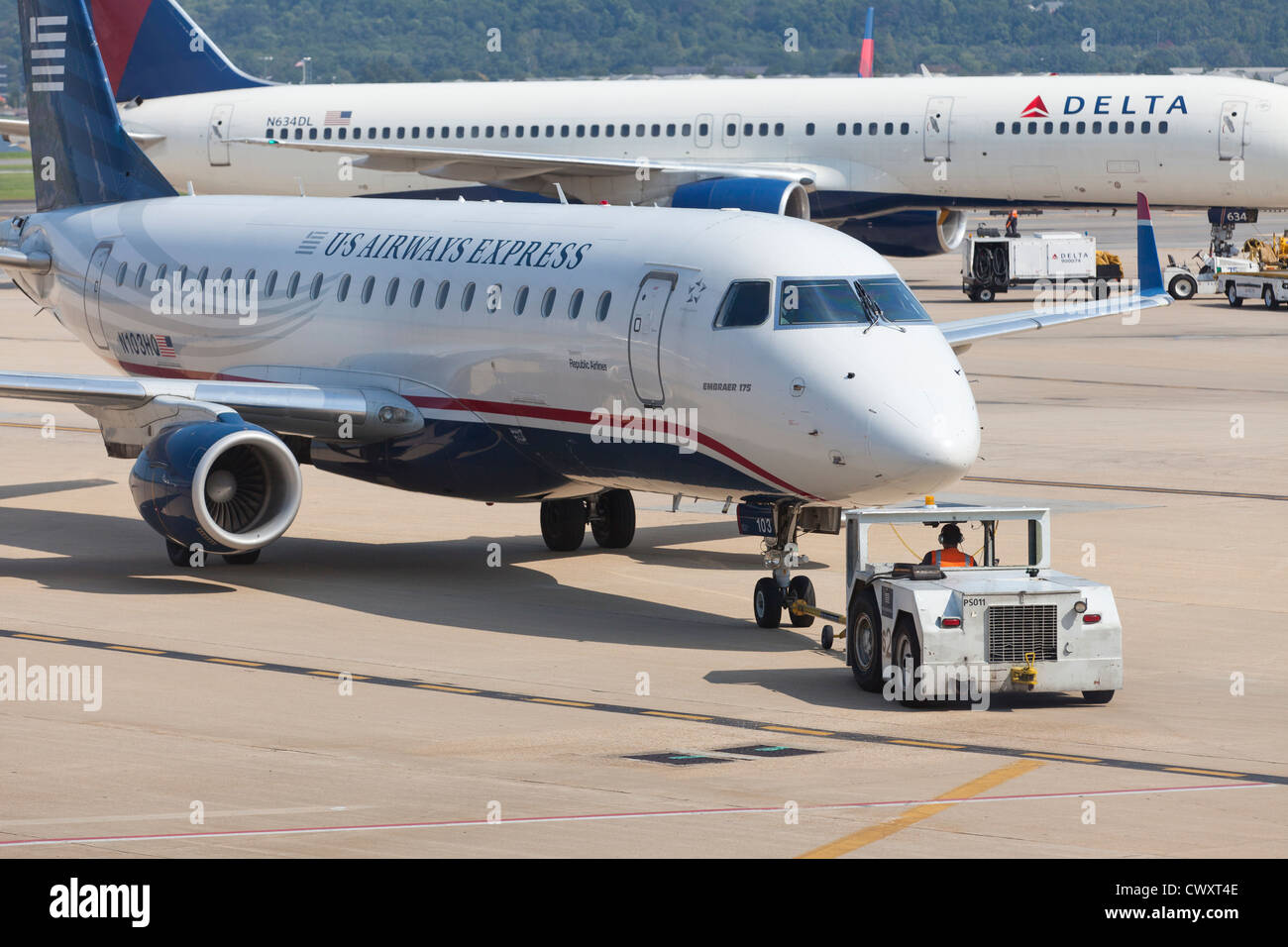 Pushback-Truck führt US Airways Express-s-Jet zu Parkplatz - Ronald Reagan National Airport(DCA), Washington, DC USA Stockfoto