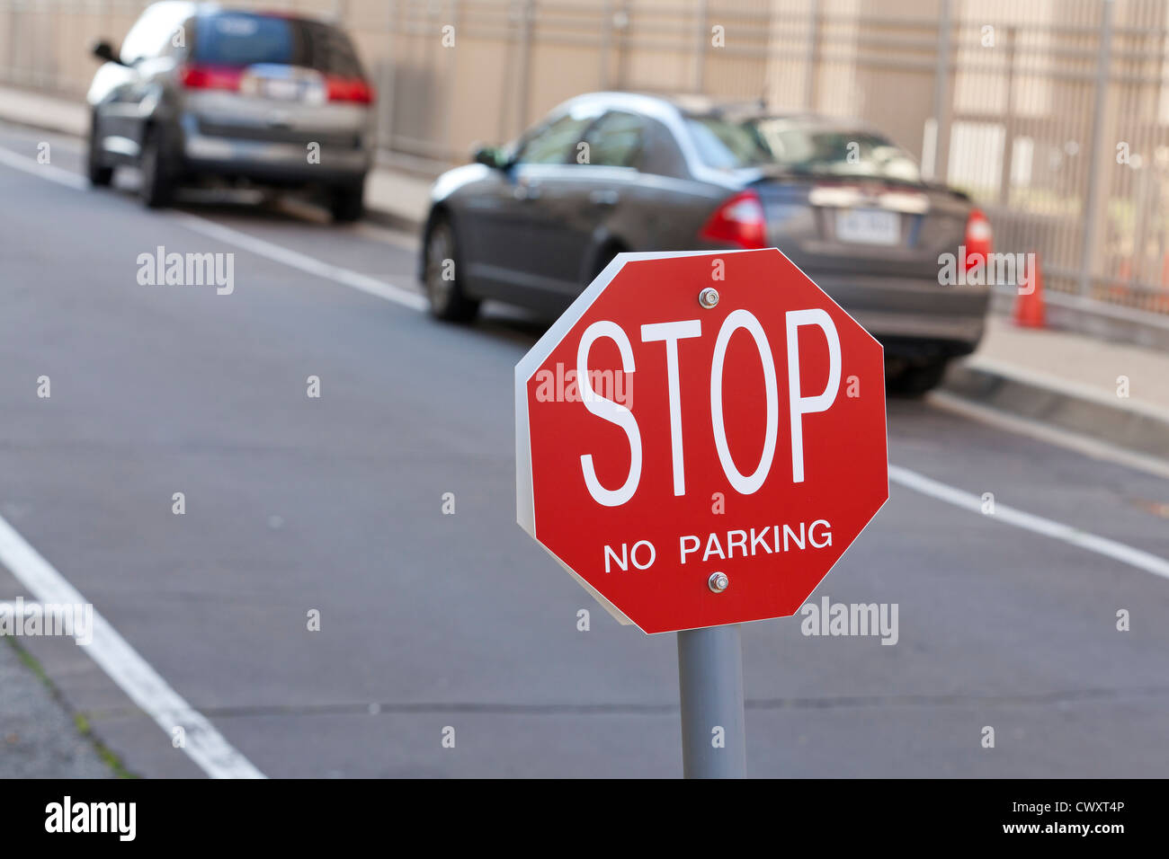Stoppschild - keine Parkplätze in Gasse Stockfoto