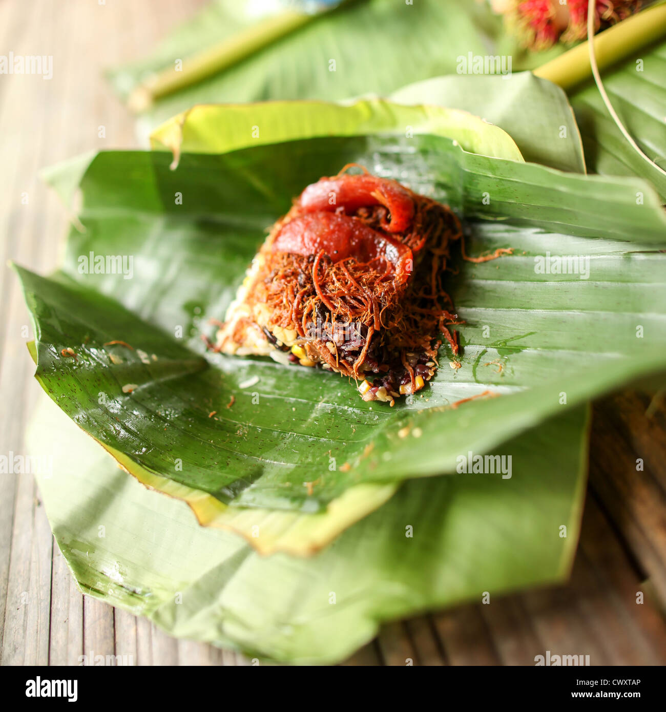 CHIANG MAI, THAILAND - 16. Juni 2012: Traditionelle thailändische Küche von klebrigen Reis und Schweinefleisch, Dessert, Früchte, Blätter Warpped in Bananenblättern. Stockfoto