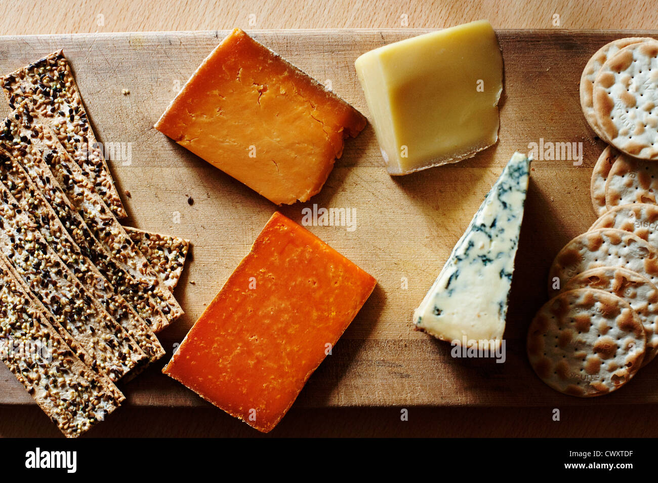 Eine Auswahl an englischen Käse mit Crackern auf einer Käseplatte. Stockfoto