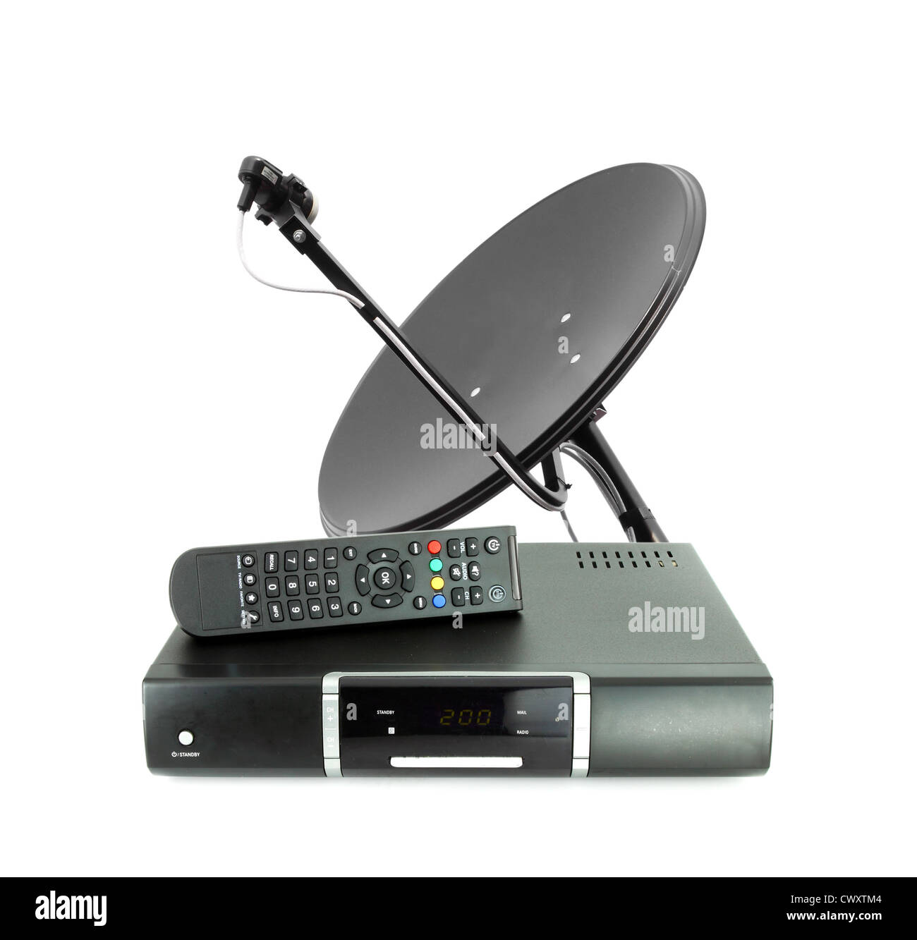 Satz von Receive Box remote und Parabolantenne auf weiß Stockfoto