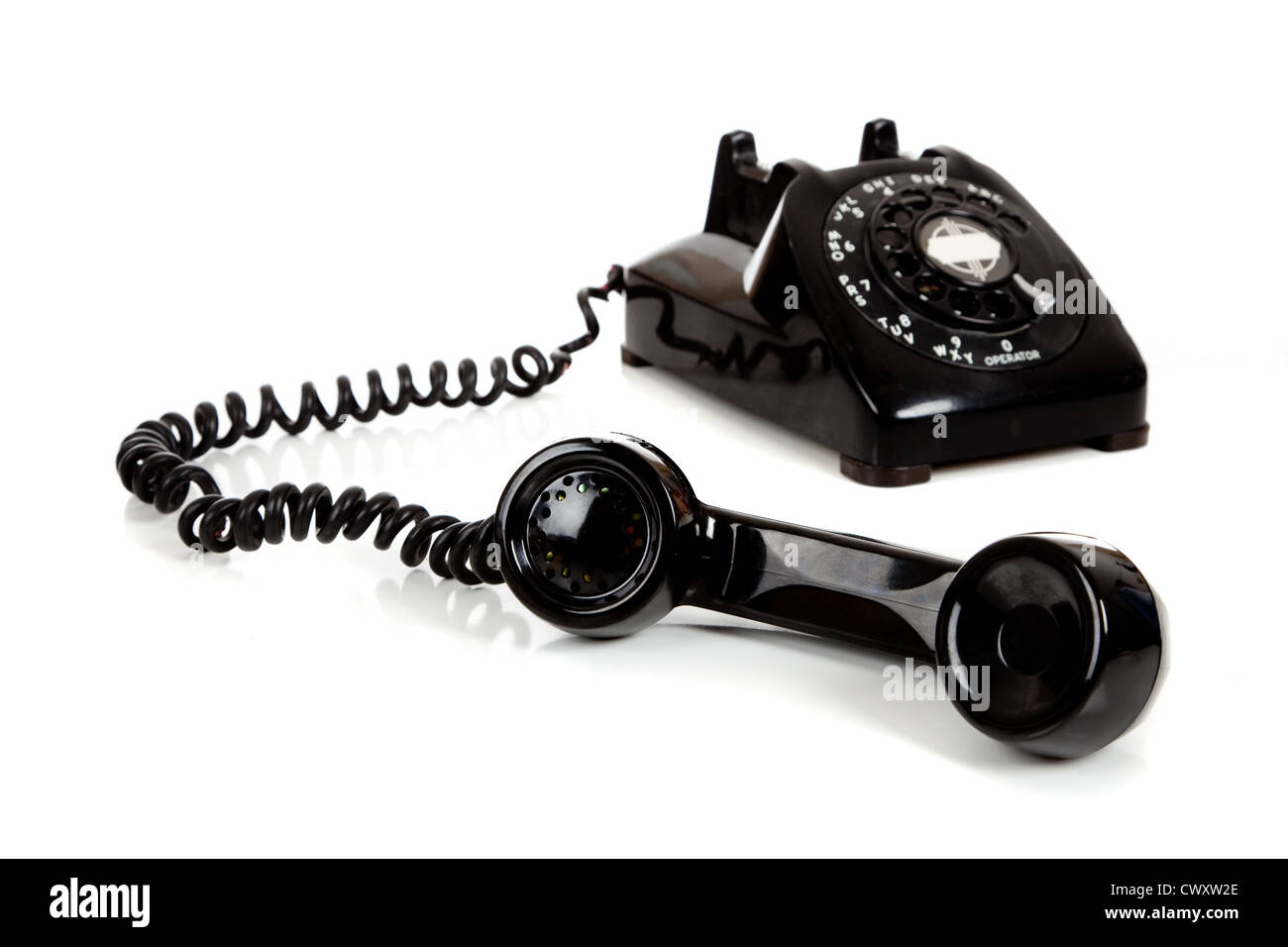 Ein Retro-schwarz Telefon mit Wählscheibe auf weißem Hintergrund Stockfoto