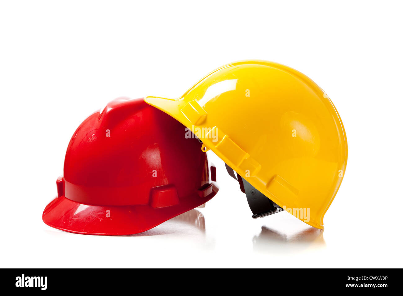 Ein Bau der roten und gelben Bauarbeiterhelm auf weißem Hintergrund Stockfoto