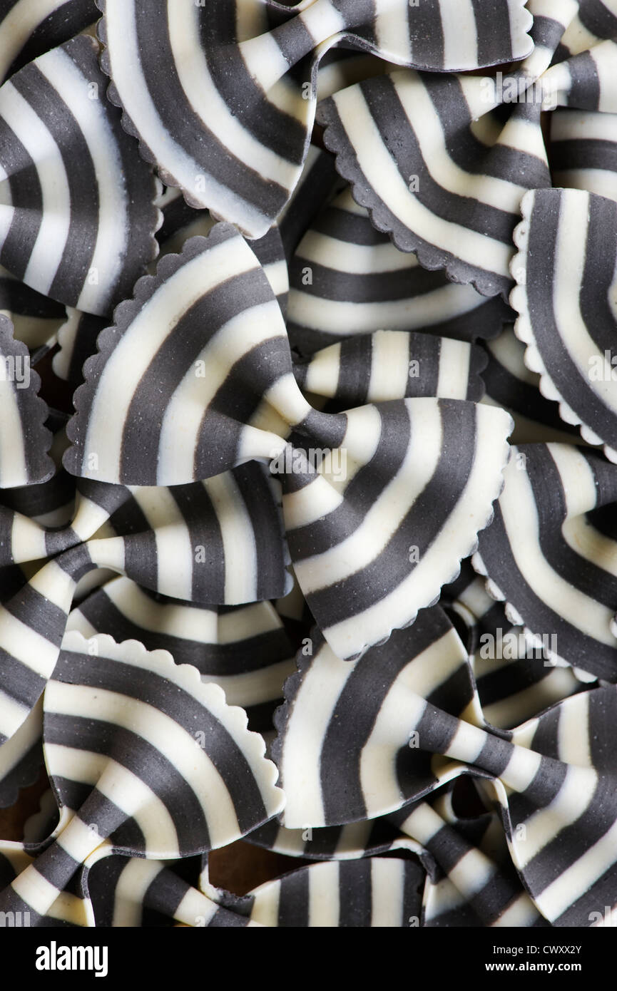 Farfalle Zebra Nudeln. Aromatisierte farbige Pasta. Spezialität-Nudeln Stockfoto