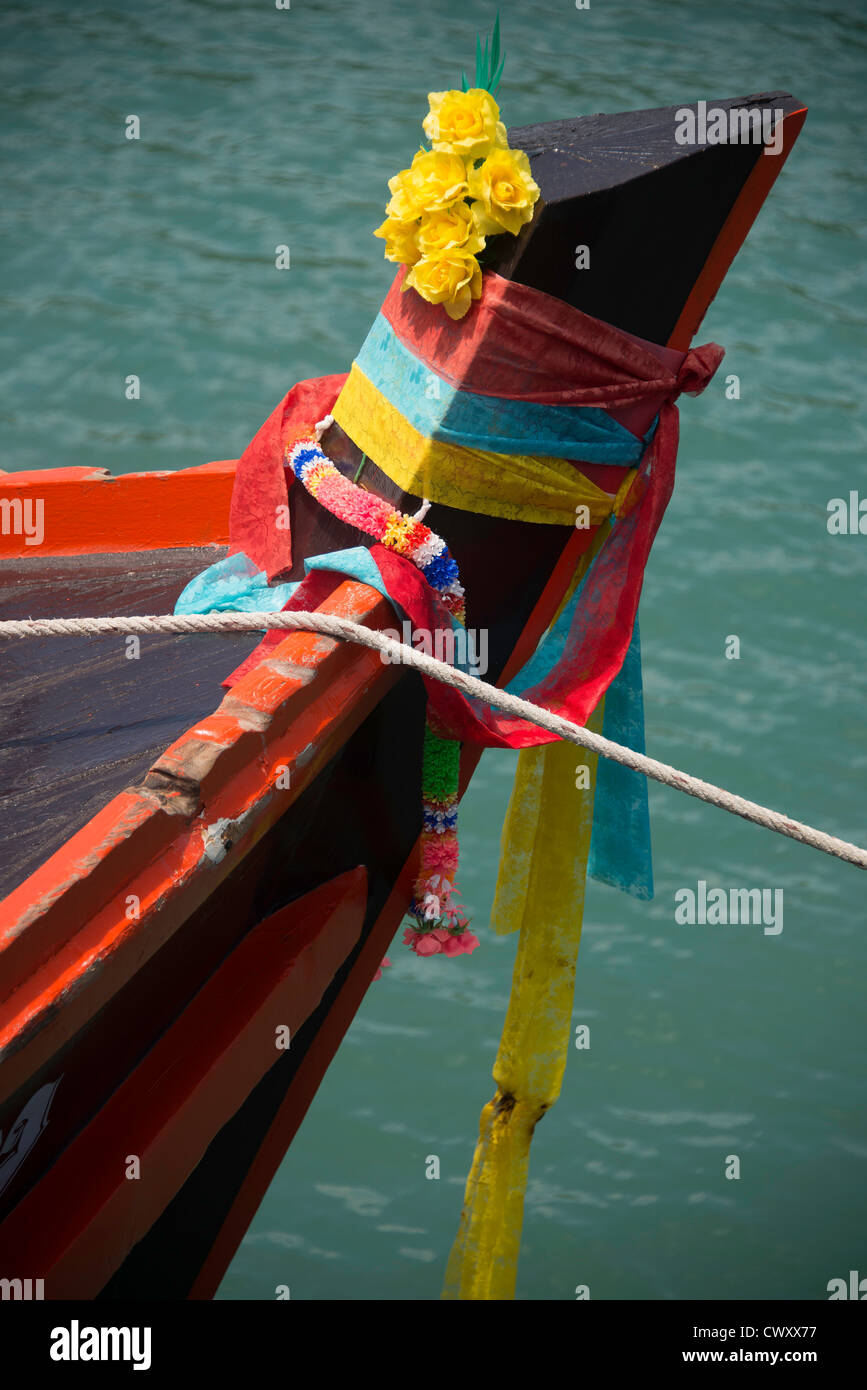 Buddhistischen traditionelle Dekoration und Gebet Punkt auf Boot in Bang Bao, Koh Chang, Thailand Stockfoto