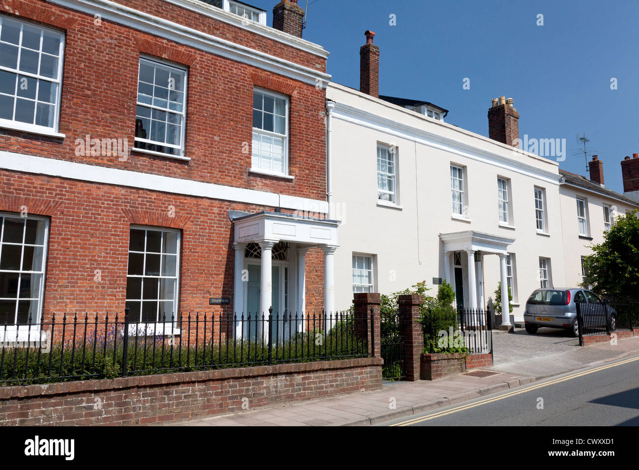 Reihe von georgianischen Stadthäusern in Paternoster Row, schon St Mary, Devon Stockfoto