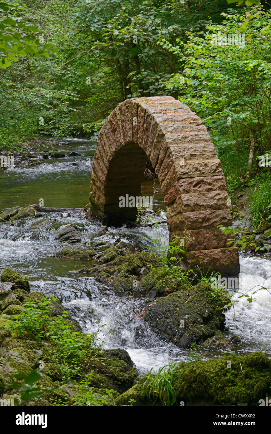 "Springende Bogen", OutdoorSkulptur von Andy Goldsworthy. Drumlanrig Castle, Queensberry Estate