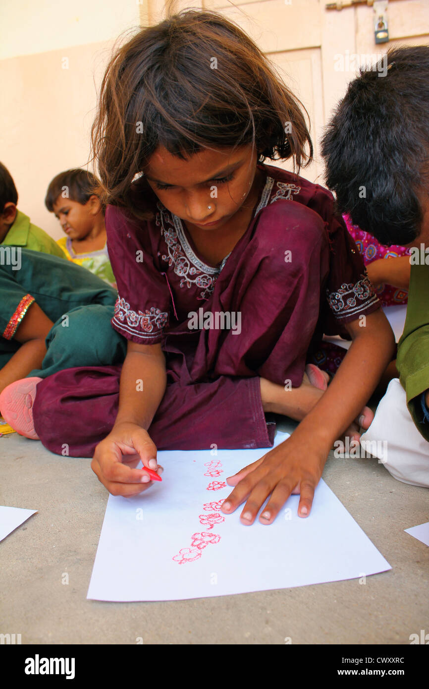 Kunst-Therapie-Sitzungen für Flüchtlingskinder in Pakistan. Diese Flüchtlinge wurden von Überschwemmungen im Jahr 2010 verdrängt. Stockfoto