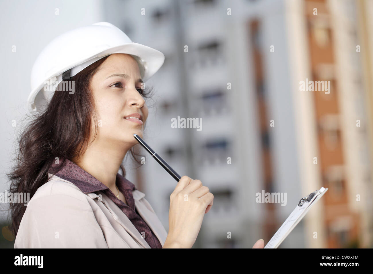 Indische weibliche Bauingenieur denken am Arbeitsplatz Stockfoto