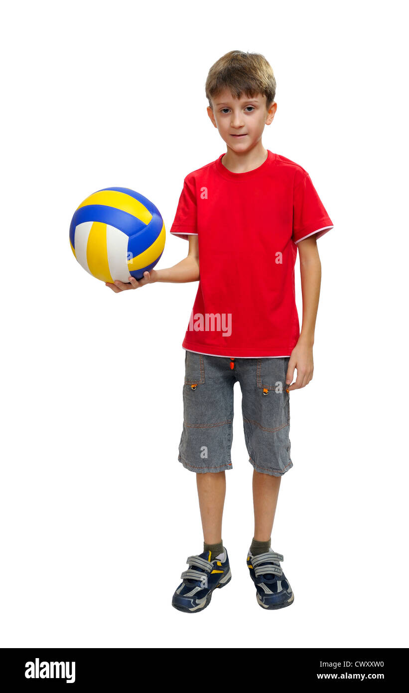 Junge im roten Hemd mit einem Fußball zu spielen. Stockfoto