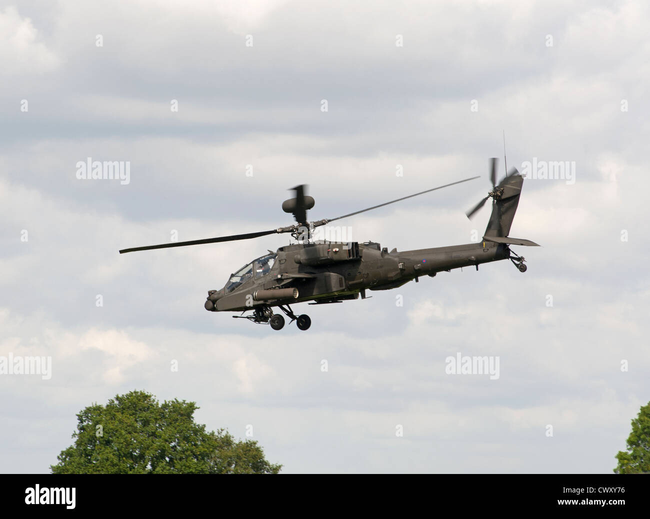 Militär Army Air Corps WAH-Apache AH-64 AH Angriff Hubschrauber fliegen niedrig.  SCO 8389 Stockfoto