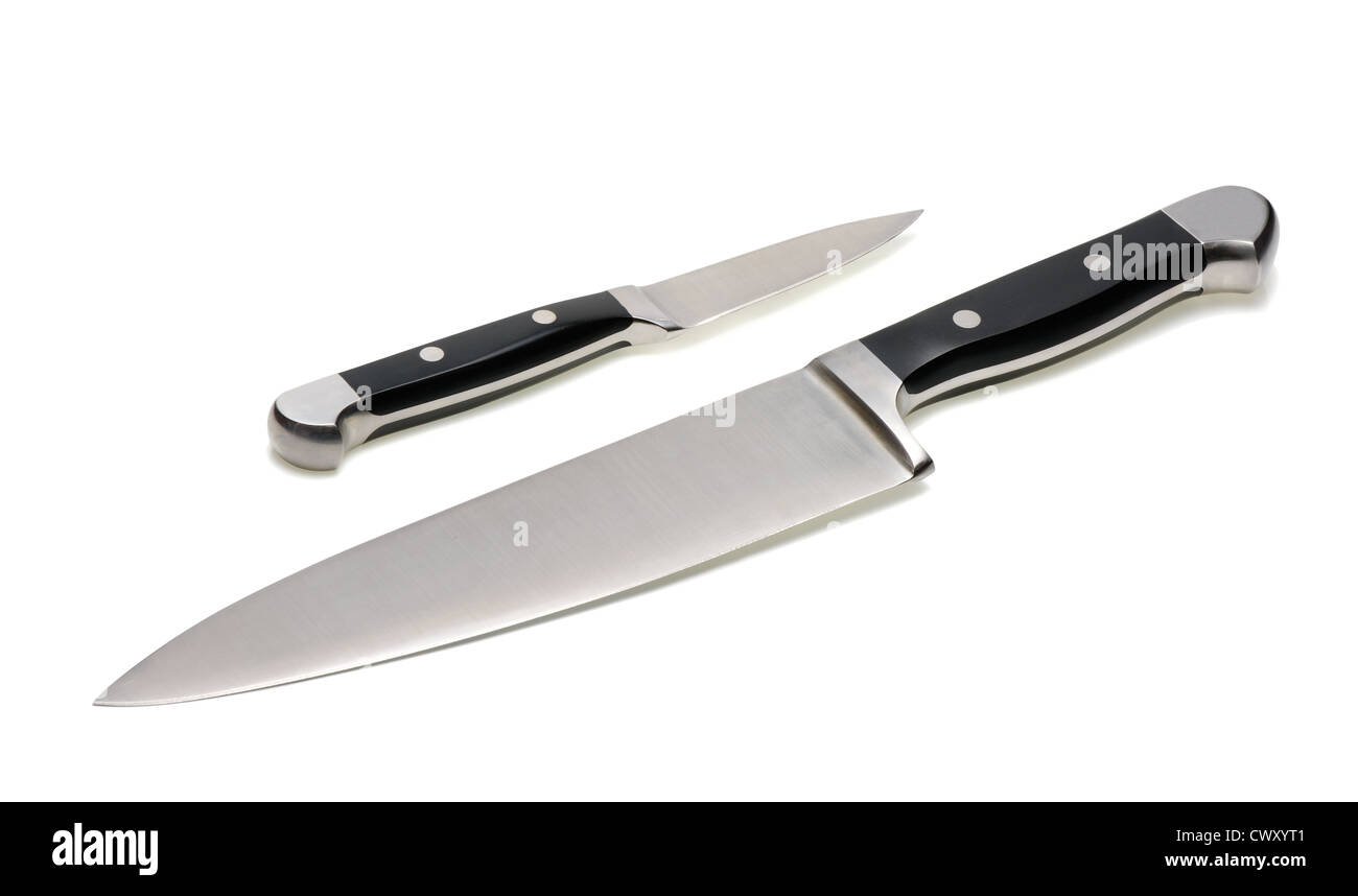 Zwei geschmiedete Stahl Küchenmesser auf einem weißen Hintergrund isoliert Stockfoto
