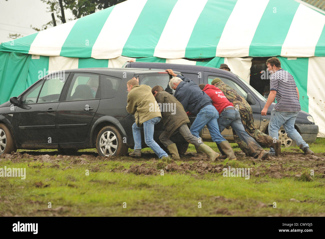 ein Auto stecken im Schlamm Stockfoto