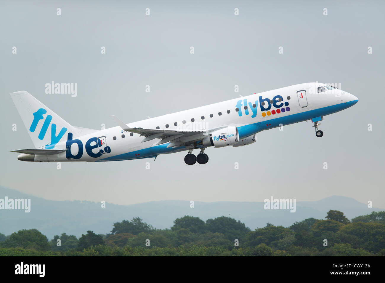 Ein Flybe Embraer E-190 ausziehen aus Manchester International Airport (nur zur redaktionellen Verwendung) Stockfoto