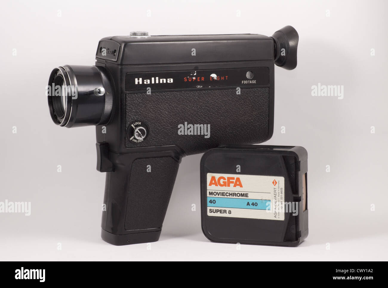 Super 8mm Cine Kamera mit einem X2 Zoom-Objektiv und Super 8 mm Filmpatrone Stockfoto Super 8mm Cine Kamera mit einem X2 Zoom-Objektiv und Super 8 mm Filmpatrone Stockfoto