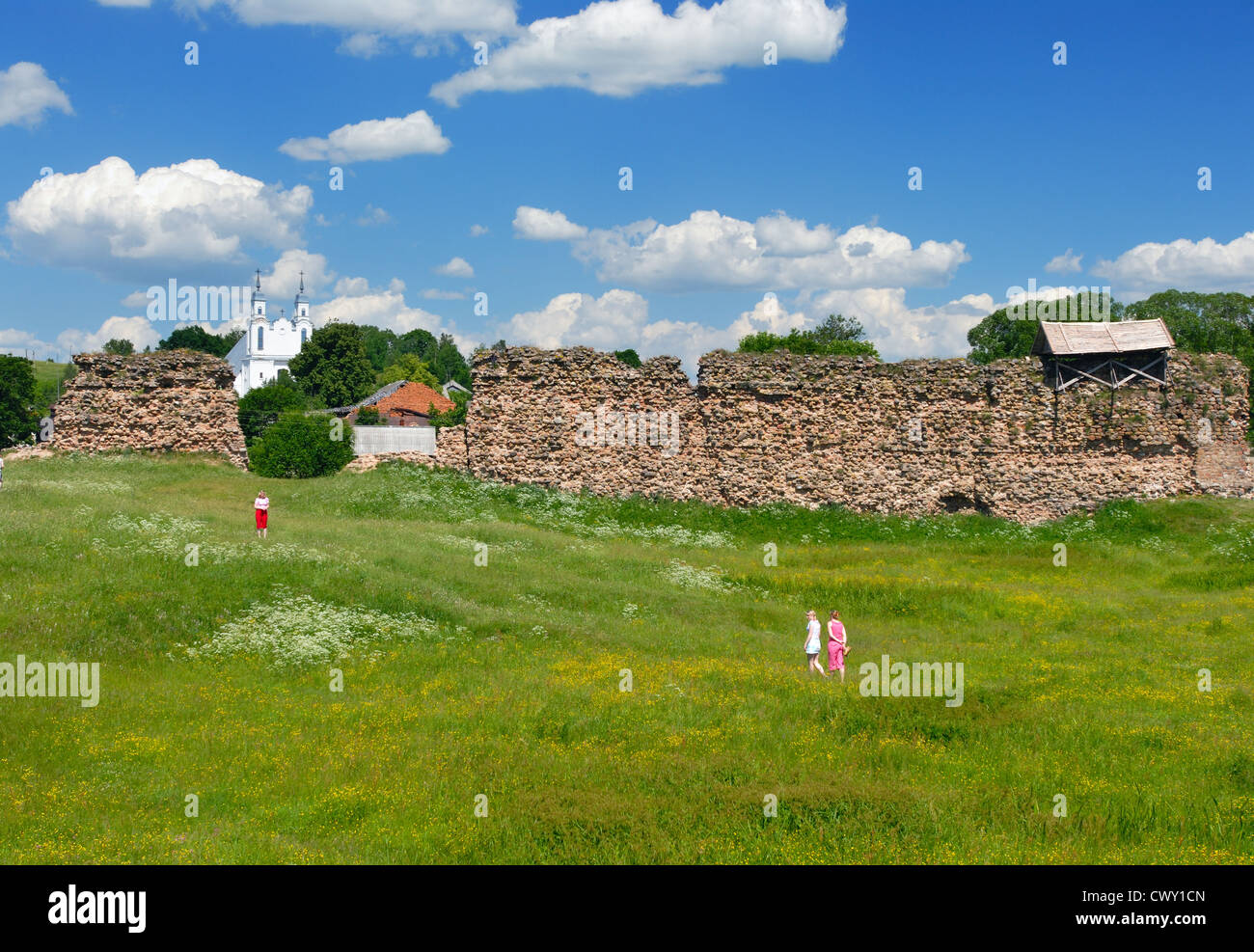 Die Reste einer Mauer des Schlosses in Krevo, Belarus. Stockfoto