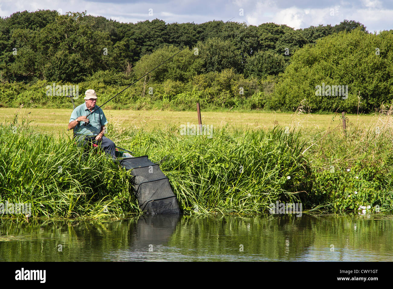 River Wey Navigation, Fischer auf der Bank, Senden, Surrey, England, UK. Europa Stockfoto