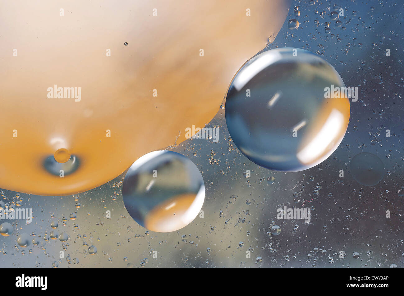 Wasserblasen auf einem dünnen Ölfilm Stockfoto
