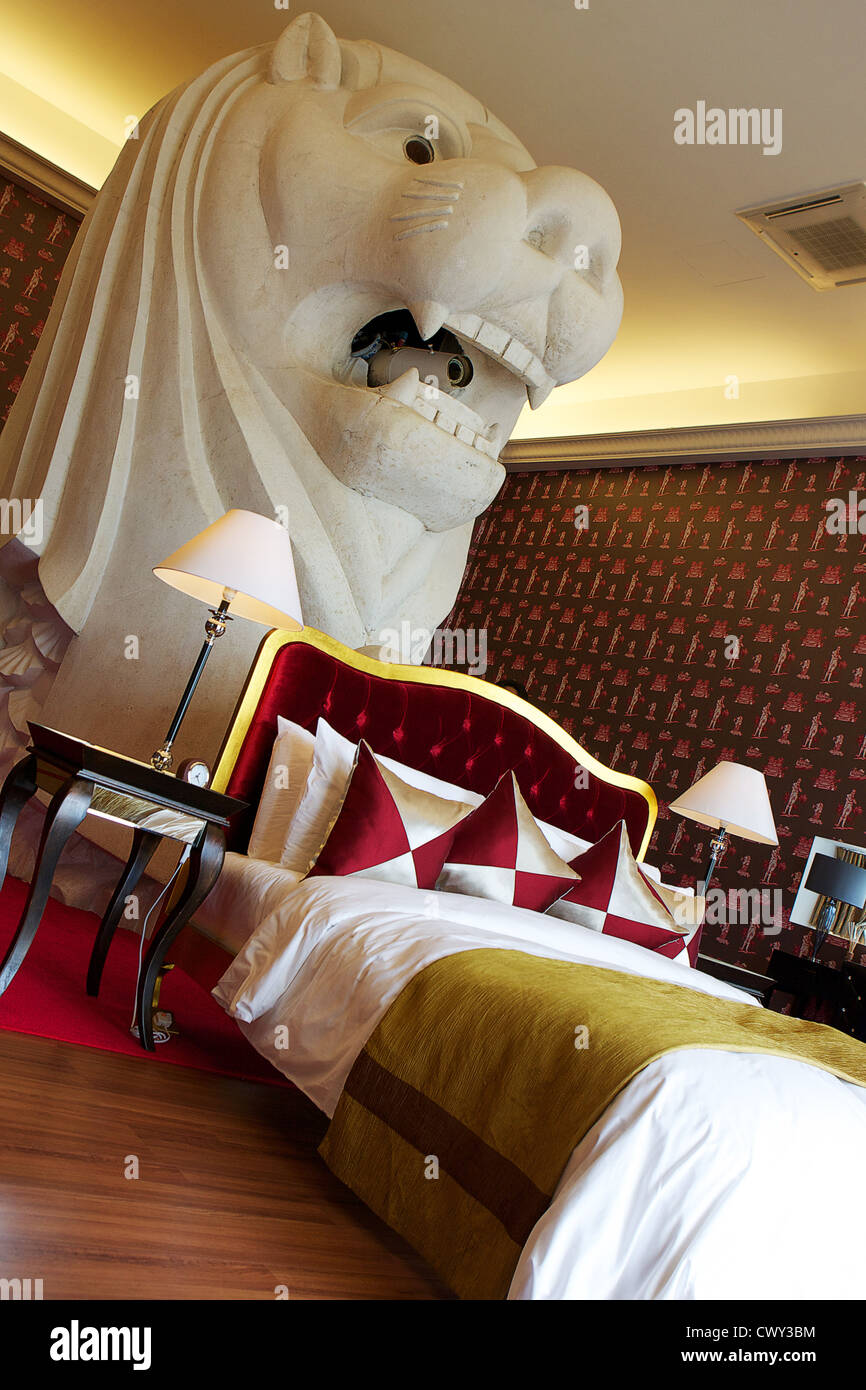 Singapurs berühmten Merlion verwandelte sich in ein Schlafzimmer als Bestandteil einer Kunstinstallation im Jahr 2011. Stockfoto