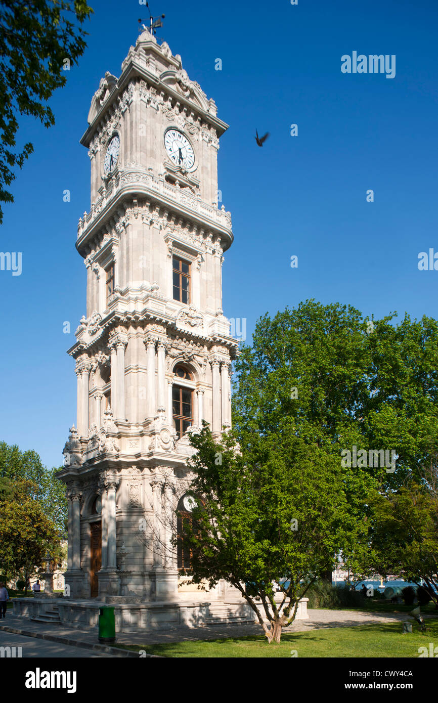 Ägypten, Istanbul, Besiktas, der Uhrturm von Dolmabahçe (Tradionelles Dolmabahçe Saat Kulesi) Steht Vor Dem Dolmabahçe-Palast. Stockfoto