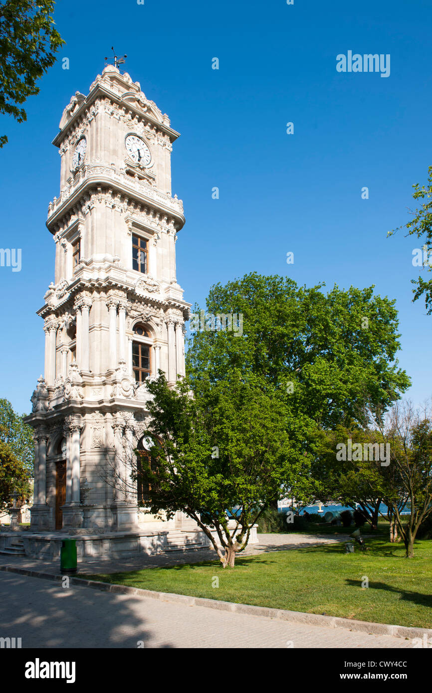 Ägypten, Istanbul, Besiktas, der Uhrturm von Dolmabahçe (Tradionelles Dolmabahçe Saat Kulesi) Steht Vor Dem Dolmabahçe-Palast. Stockfoto