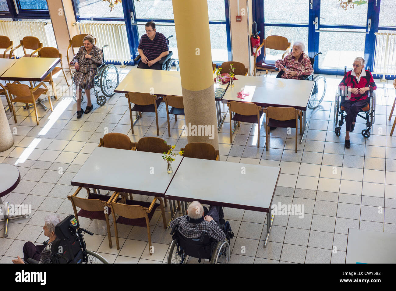 Wheelpräsidierte Einwohner im Altersheim EHPAD, Straßburg Elsaß-Frankreich Europa Stockfoto